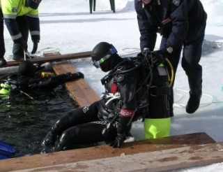  Inmersión bajo el hielo 